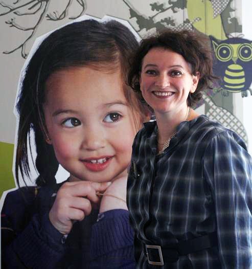 Béatrice Mariton devant l'un de ses apprentis mannequins.