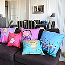 Les dessins d'enfants investissent le salon sous forme de coussin.