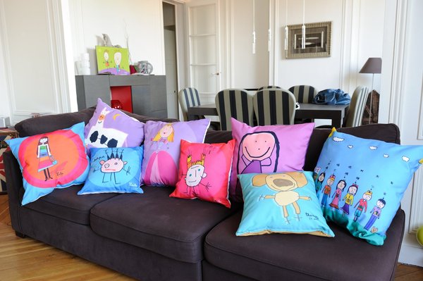 Les dessins d'enfants investissent le salon sous forme de coussin.