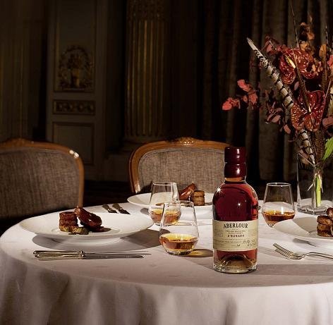 Simone Zanoni, chef italien complice de Gordon Ramsay au Trianon Palace concocte un dîner de gala autour des alliances gastronomie chasse et whiskies rares.