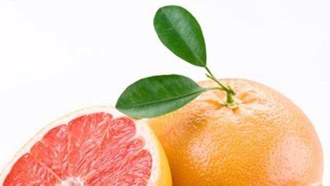 Le pamplemousse, agrume jaune de forme sphérique et à la chair rosée, agit comme antioxydant naturel.