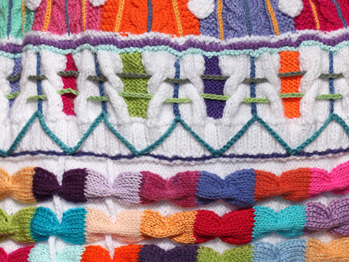 Détail d'un somptueux chauffe épaule © Tricotcolor