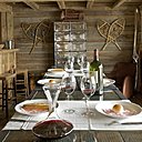 Tous les meubles et objets ont été principalement chinés en Angleterre et en Savoie. L’ensemble est une parfaite réussite d’équilibre entre l’originalité et la tradition. Tous les meubles et objets ont été principalement chinés en Angleterre et en Savoie. L’ensemble est une parfaite réussite d’équilibre entre l’originalité et la tradition.