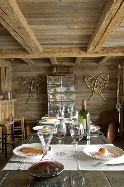 Tous les  meubles et objets ont été principalement chinés en Angleterre et en Savoie. L’ensemble est une parfaite réussite d’équilibre entre l’originalité et la tradition.