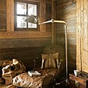 Un petit coin lecture chaleureux et intime. La chaise longue et le lampadaire ont été chinés en Angleterre.