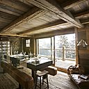 Salle à manger avec vue sur la forêt enneigée. Salle à manger avec vue sur la forêt enneigée.