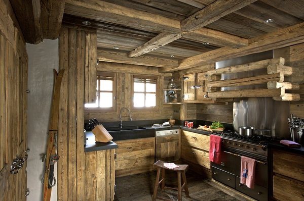 Pour donner toute son originalité à la cuisine, les portes de placard ont été imaginées à partir d’anciennes portes de réfrigérateur. Tasses, Sabre.