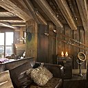 Le style rétro de ces anciens skis, raquettes et sacoches montagnardes vient parfaitement se marier à l’esprit un peu « Jules Vernes ». Le style rétro de ces anciens skis, raquettes et sacoches montagnardes vient parfaitement se marier à l’esprit un peu « Jules Vernes ».