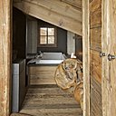 Bois et composite gris anthracite pour une salle de bains toute en douceur ouverte sur la chambre.