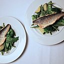 Plat léger avec ces filets de bar sur lit de légumes verts