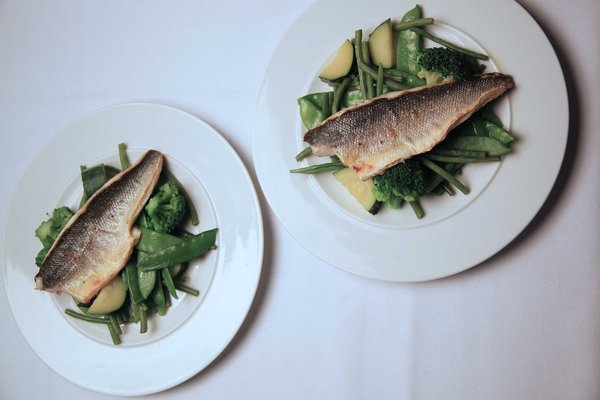 Plat léger avec ces filets de bar sur lit de légumes verts