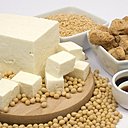Le tofu, fabriqué à partir de fèves de soja, est une source de protéines diététiques. Il s'imprègne du goût des aliments qu'il accompagne, ainsi vous ne pouvez que l'apprécier.