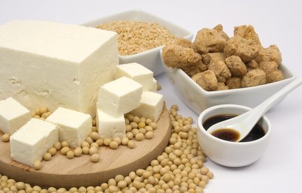 Le tofu, fabriqué à partir de fèves de soja, est une source de protéines diététiques. Il s'imprègne du goût des aliments qu'il accompagne, ainsi vous ne pouvez que l'apprécier.