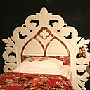 Plus imposante, cette tête de lit. Luc Perron, de style oriental et travaillé, vous fera voyager.