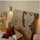 Les artistes apprécieront cette tête de lit Martin Berger. Cette peinture crée une ambiance originale dans la chambre, et elle saura vous inspirer.