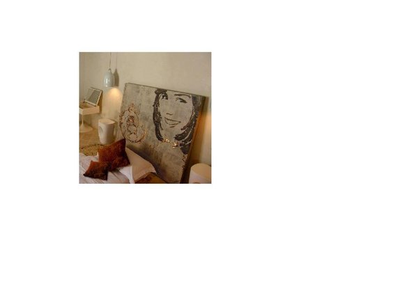 Les artistes apprécieront cette tête de lit Martin Berger. Cette peinture crée une ambiance originale dans la chambre, et elle saura vous inspirer.