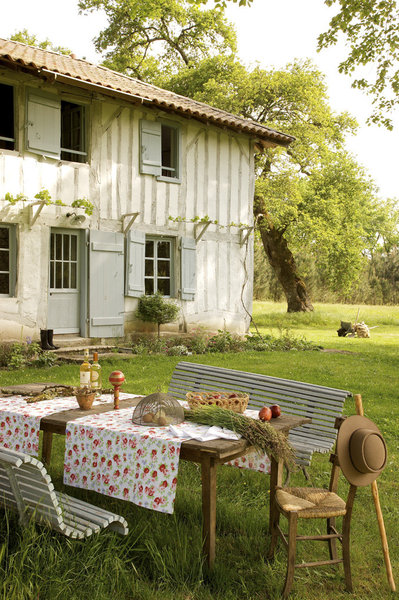 L’été, à l’ombre des grands chênes,  une  table de métayer accueille de belles tablées. Chemin de table fleuri, Linvosges, cloche à fromage, Verceral.