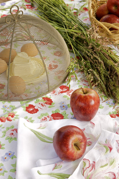 Pour un repas champêtre, cloche à fromage, Verceral, chemin de table, Linvosges.