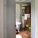 La porte et son encadrement ont été repeints en gris palombe, le gris des Landes. Ancien paravent détouré en porte serviette, linge de toilette ancien.