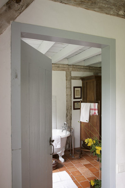 La porte et son encadrement ont été repeints en gris palombe, le gris des Landes. Ancien paravent détouré en porte serviette, linge de toilette ancien.