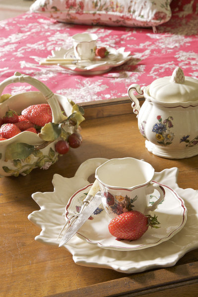 Petit déjeuner raffiné, vaisselle « Agreste », Sarguemines.