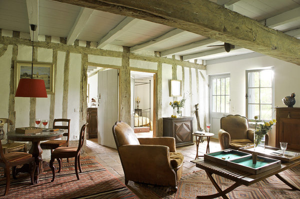 Les meubles de famille ont investi le salon lui offrant une atmosphère de sérénité. Chaises et table ronde de famille, suspension, Ikéa, sur les murs, « Vue de la ville de Bayonne », Jean Rigaud, portrait d’ancêtre, Eugène Lacroix.