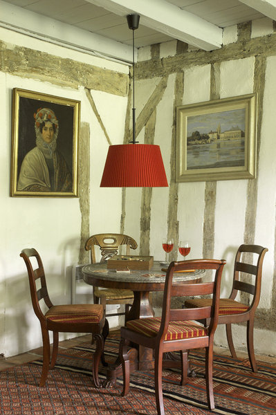 Côté joueurs : table et chaises de famille, sur les murs, « Vue de la ville de Bayonne », Jean Rigaud, portrait d’ancêtre, Eugène lacroix.