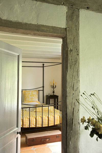 Fraîcheur printanière pour la seule chambre du rez de chaussée. Lit à baldaquin Habitat, couette et taies, Atelier C, bougeoir XIXème.