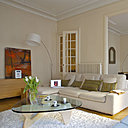 Canapé, tapis, lampadaires, table bois, fauteuils, commode, AMPM, table basse, reproduction Nogushi, service à café, Deshoulières, coussins, Pierre Frey, fauteuils cuir blanc, reproduction  Mies Van der Rhode, peinture, Guérin (Saint Tropez)