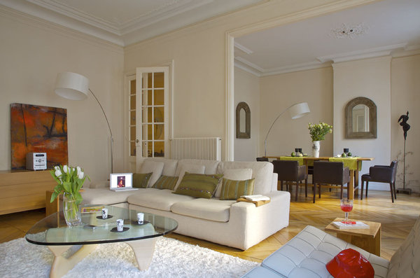 Canapé, tapis, lampadaires, table bois, fauteuils, commode, AMPM, table basse, reproduction Nogushi, service à café, Deshoulières, coussins, Pierre Frey, fauteuils cuir blanc, reproduction  Mies Van der Rhode, peinture, Guérin (Saint Tropez)