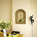 Table et fauteuils, AMPM, vaisselle et vase Deshoulières, verres Potiron, chemin de table, Linvosges,  la « danseuse sur tige » d’Alain Taligrot.