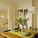 Canapé, tapis, lampadaires, table bois, fauteuils, commode, AMPM, table basse, reproduction Nogushi, service à café, Deshoulières, coussins, Pierre Frey, fauteuils cuir blanc, reproduction  Mies Van der Rhode, peinture, Guérin (Saint Tropez)