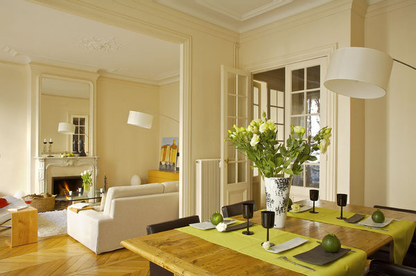 Canapé, tapis, lampadaires, table bois, fauteuils, commode, AMPM, table basse, reproduction Nogushi, service à café, Deshoulières, coussins, Pierre Frey, fauteuils cuir blanc, reproduction  Mies Van der Rhode, peinture, Guérin (Saint Tropez)