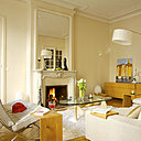 Canapé, tapis, lampadaires, table bois, fauteuils, commode, AMPM, table basse, reproduction Nogushi, service à café, Deshoulières, coussins, Pierre Frey, fauteuils cuir blanc, reproduction  Mies Van der Rhode, peinture, Guérin (Saint Tropez)