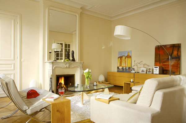 Canapé, tapis, lampadaires, table bois, fauteuils, commode, AMPM, table basse, reproduction Nogushi, service à café, Deshoulières, coussins, Pierre Frey, fauteuils cuir blanc, reproduction  Mies Van der Rhode, peinture, Guérin (Saint Tropez)