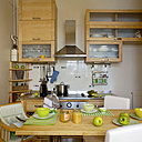 Une cuisine toute en bois aux allures suédoises signée Ikéa, sets de table et bols, Sabre. Esprit marin  avec un  habillage de la baignoire en galets, Leroy Merlin. Tonicité et plein de vitamines pour la chambre des enfants, lampadaire, rideaux, tringle, Leroy Merlin, armoire, La Redoute, table et chaises, La Chaise Longue.