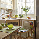 Une cuisine toute en bois aux allures suédoises signée Ikéa, sets de table et bols, Sabre. Esprit marin  avec un  habillage de la baignoire en galets, Leroy Merlin. Tonicité et plein de vitamines pour la chambre des enfants, lampadaire, rideaux, tringle, Leroy Merlin, armoire, La Redoute, table et chaises, La Chaise Longue.