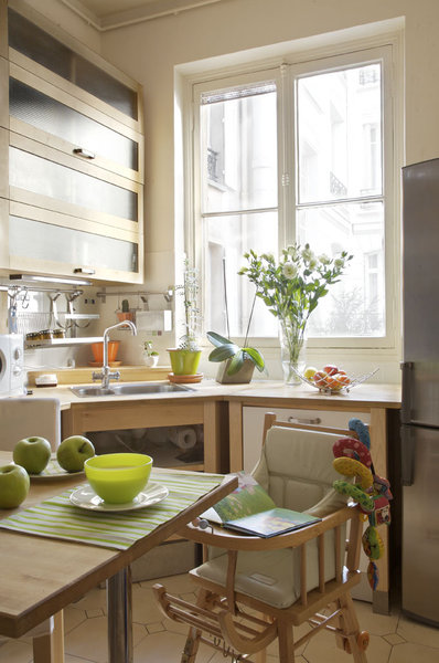 Une cuisine toute en bois aux allures suédoises signée Ikéa, sets de table et bols, Sabre. Esprit marin  avec un  habillage de la baignoire en galets, Leroy Merlin. Tonicité et plein de vitamines pour la chambre des enfants, lampadaire, rideaux, tringle, Leroy Merlin, armoire, La Redoute, table et chaises, La Chaise Longue.