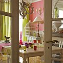 Entre couleurs tendres, Ressource, coquillages, papillons et mises en scène bucoliques, la salle à manger est une éloge à la douceur et à la poésie. Autour d’une table, Mis en Demeure, des chaises, Kartell, lustre, Blanc d’Ivoire, sets de table, Porthault et Charade, verres et carafe, Fous de Dînette, fauteuil ancien recouvert de tissu Designer Guild.