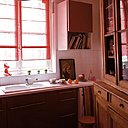 Une petite cuisine tout en rouge ; stores, La Redoute, tasses, Marie Dâage.