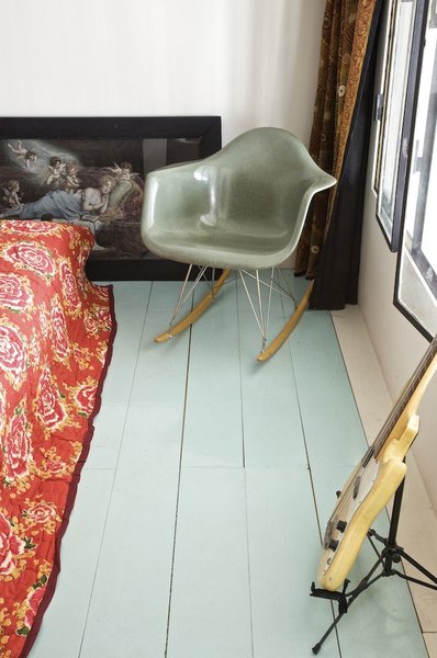 Comme un fil conducteur, tout le plancher du premier étage a été peint en bleu, Peinture de France, fauteuil, Home Autour du Monde, dessus de lit, Caravane, tableau chiné.