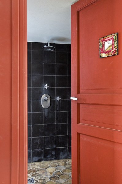 Des matériaux sobres pour une salle de bains très simple ; carreaux, Emery&Cie, tomettes, d’origine.