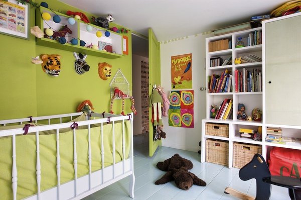 Une chambre d’enfant à la fois douce et dynamique ; peinture verte, Robert le héros chez Mise en Teinte, lit de famille, étagères faites maison, masques, The Collection.