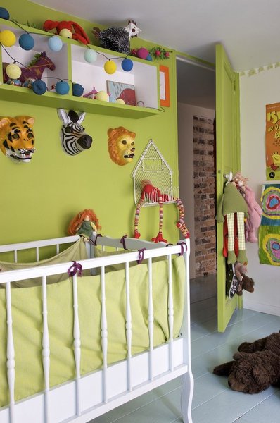 Une chambre d’enfant à la fois douce et dynamique ; peinture verte, Robert le héros chez Mise en Teinte, lit de famille, étagères faites maison, masques, The Collection.1
