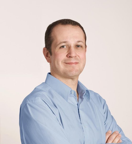 Gilles Villautreix est un spécialiste du mobilier et de la décoration design. Il dirige myfab, une communauté d’achat en ligne de produits design à un prix très intéressant.