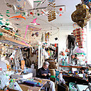 Magasin Débrouille et compagnie une Boutique  dans le XXème à Paris, fédère un réseau d'artistes et d'artisans récupérateurs qui travaillent principalement en Afrique et au Brésil sur les bases du commerce équitable et fonctionne comme une coopérative!