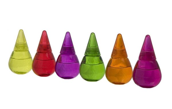 Pour voir la vie en rose l’eau de vie de framboise, en orange la mirabelle, en violet la prune, en rouge le kirsch, en jaune la poire Williams et en vert l’absinthe.