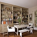 La bibliothèque, une pièce centrale ouverte sur la cuisine et le salon.