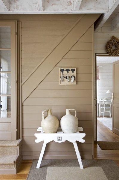 Une décoration choisie avec ces cruches que surplombent les clés.