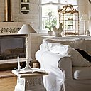 Un salon blanc à la belle cheminée.